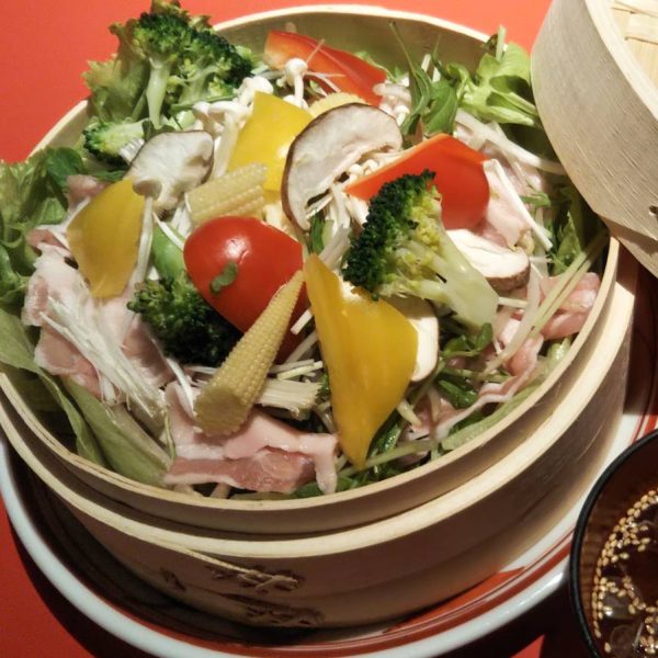 芳寿豚とお野菜のせいろ蒸し　特製あご出汁
